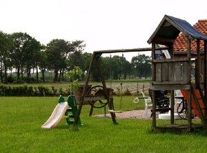 Speeltoestellen op boerderijcamping De Ossewei in Achtmaal, Noord-Brabant.