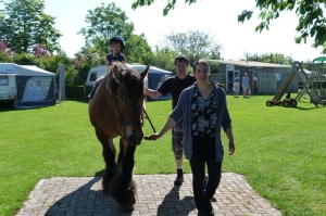 De trotse eigenaren van minicamping Boudewijnskerke in Zoutelande.