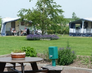 Comfortplaats op Minicamping Polderflora in Alphen aan de Rijn