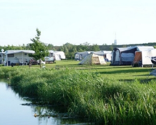 Plekke aan het water op boerencamping Polderflora in Alphen aan de Rijn.