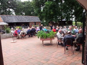 Terras van Minicamping Hoeve Carpe Diem in Heijen, boerderijcamping in Limburg