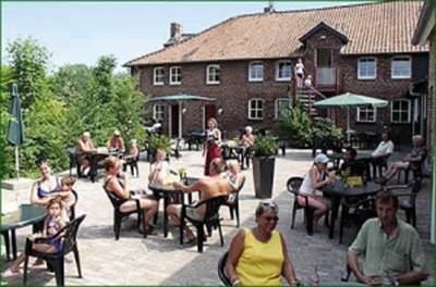 gezelligheid bij boerencamping tergracht in Epen