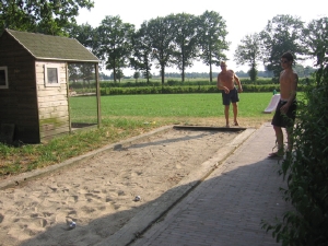 Jeu de boules op boerderijcamping De Ossewei in Achtmaal, Noord-Brabant.