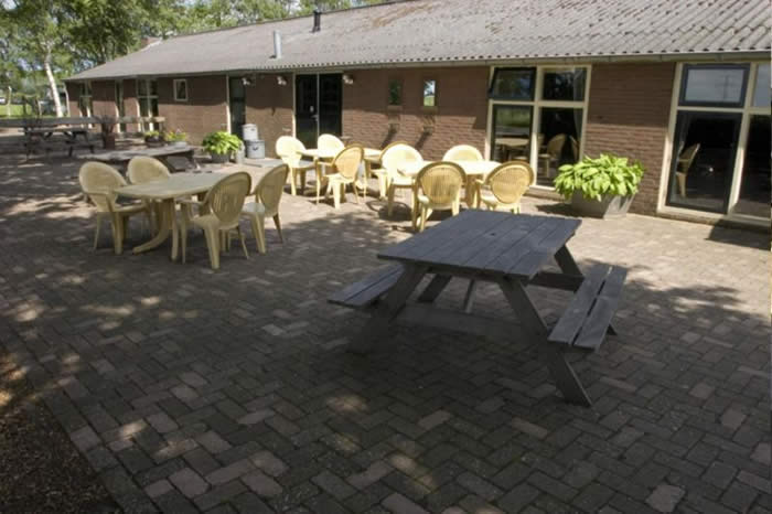 Terras minicamping De Biggenhof in Drenthe