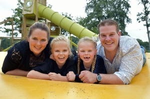 De eiegenaren Carolien en Huub en hun kinderen
