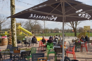 Het gezellige terras van Camping Breehees