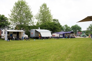 Overzicht op het veld van camping Breehees in Noord-Brabant
