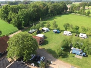 Het veld van Minicamping 't Lebbink in de Achterhoek