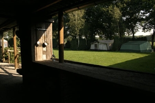 Overdekt terras bij Boerderijcamping Halve Maan in Well, Noord-Limburg