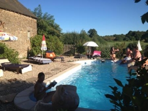 Zwembad bij boerderijcamping Fermette in Vijon,Frankrijk