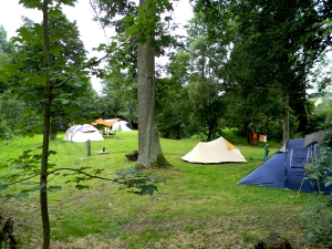 Tentenveld bij de oude watermolen in Tsjechië