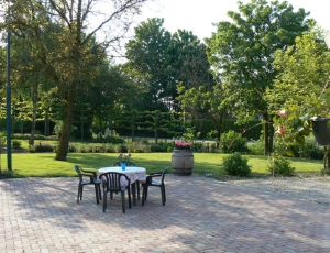 Terras bij Boerderijcamping De Betuwe Hoeve in Ommeren