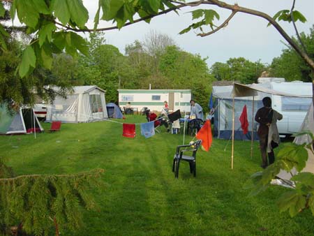 De boerencamping, begroeiing, spelende kinderen en vertier staan centraal