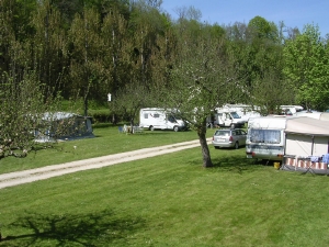 Overzicht over de kleine camping De L'Ile in Ponts des Moulin, Jura Frankrijk