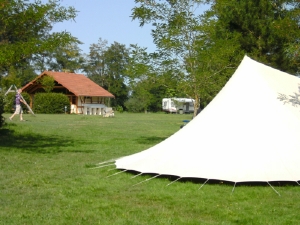 Minicamping Domaine du Bourg in Frankrijk, boerderijcamping in Auvergne