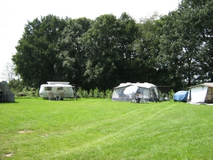 Hoek van het veld op boerderijcamping De Rode Berk in Nijkerk