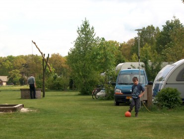 het veld van boerencamping Het Kleie Veld in Overijssel